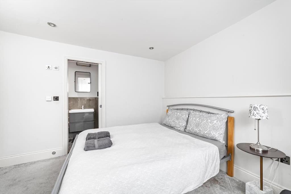 5 Min Walk To Hammersmith Station - Cosy 2 Bedroom 2 Bathroom *