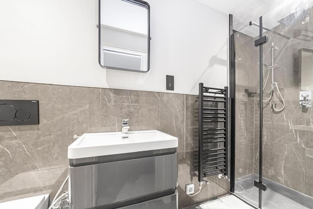 5 Min Walk To Hammersmith Station - Cosy 2 Bedroom 2 Bathroom * London