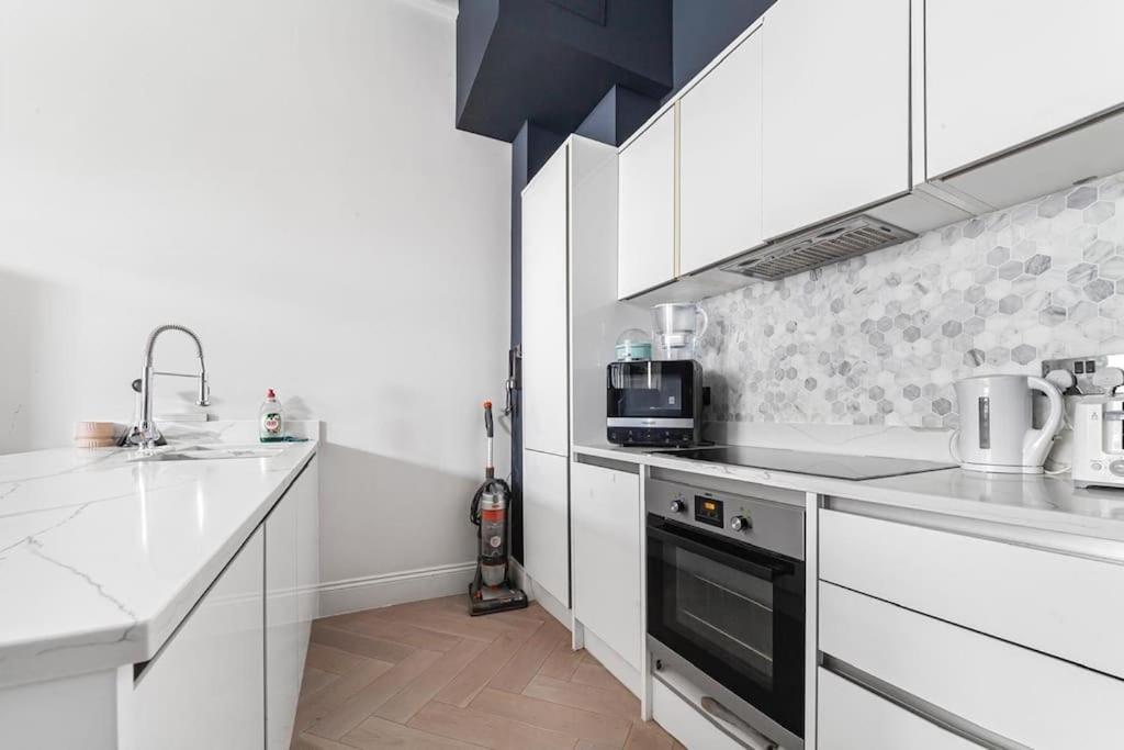 Apartment 5 Min Walk To Hammersmith Station - Cosy 2 Bedroom 2 Bathroom *