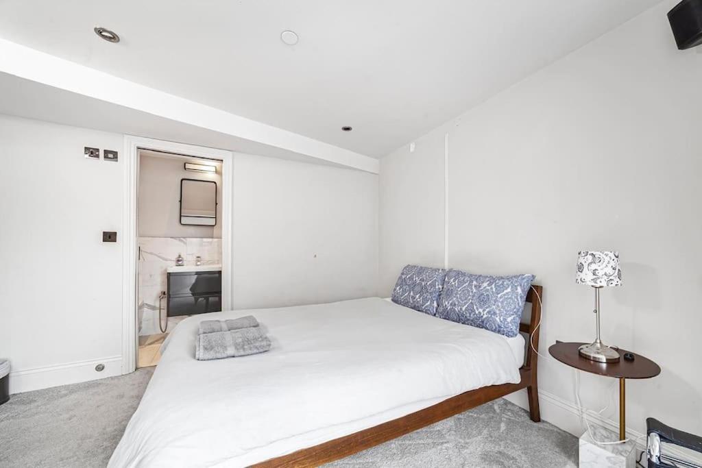 5 Min Walk To Hammersmith Station - Cosy 2 Bedroom 2 Bathroom London