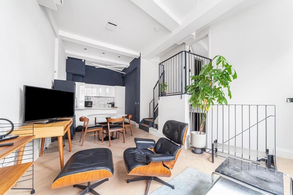 5 Min Walk To Hammersmith Station - Cosy 2 Bedroom 2 Bathroom *